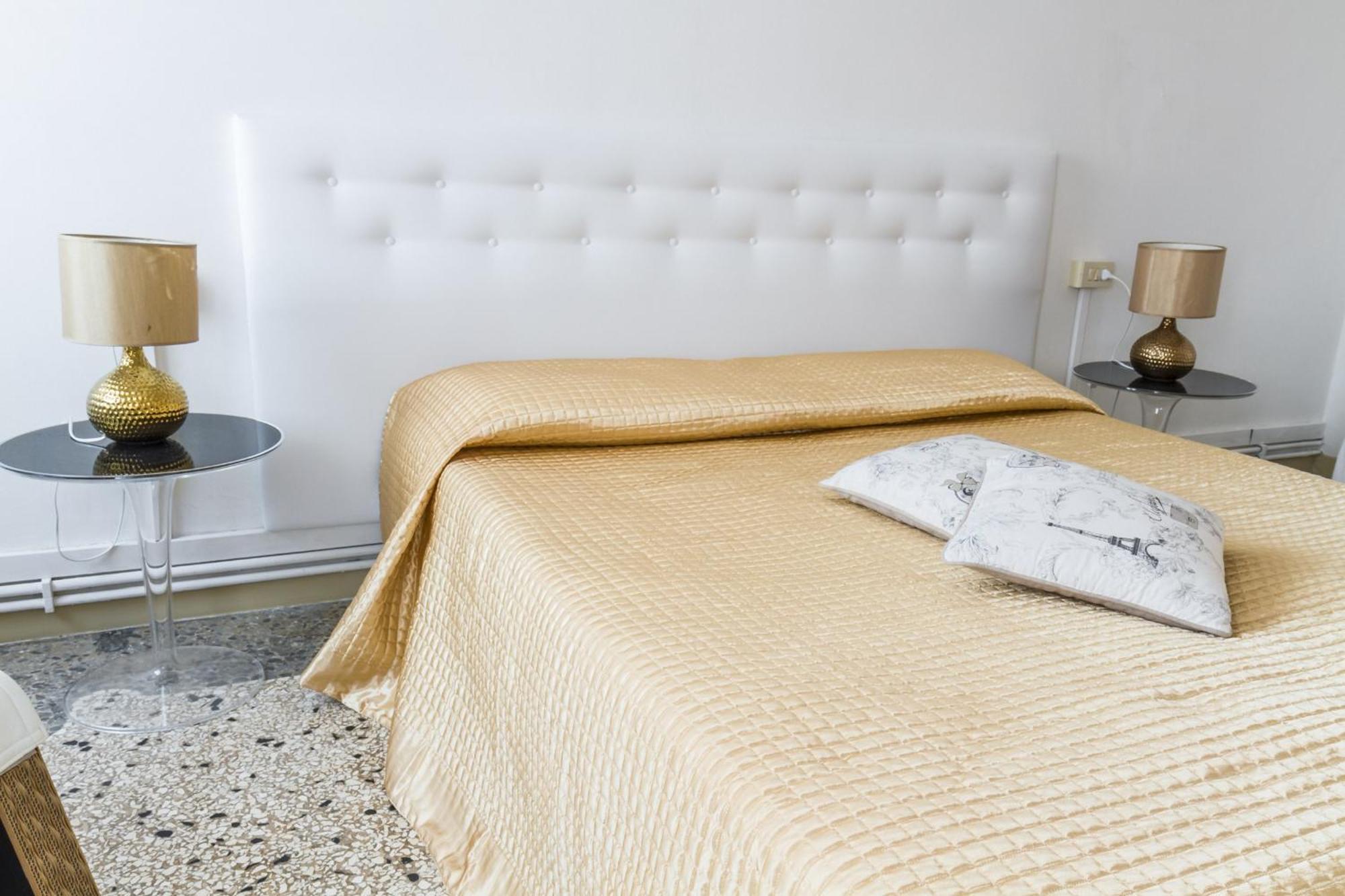 Accademia Charm Apartments By Wonderful Italy Венеция Экстерьер фото