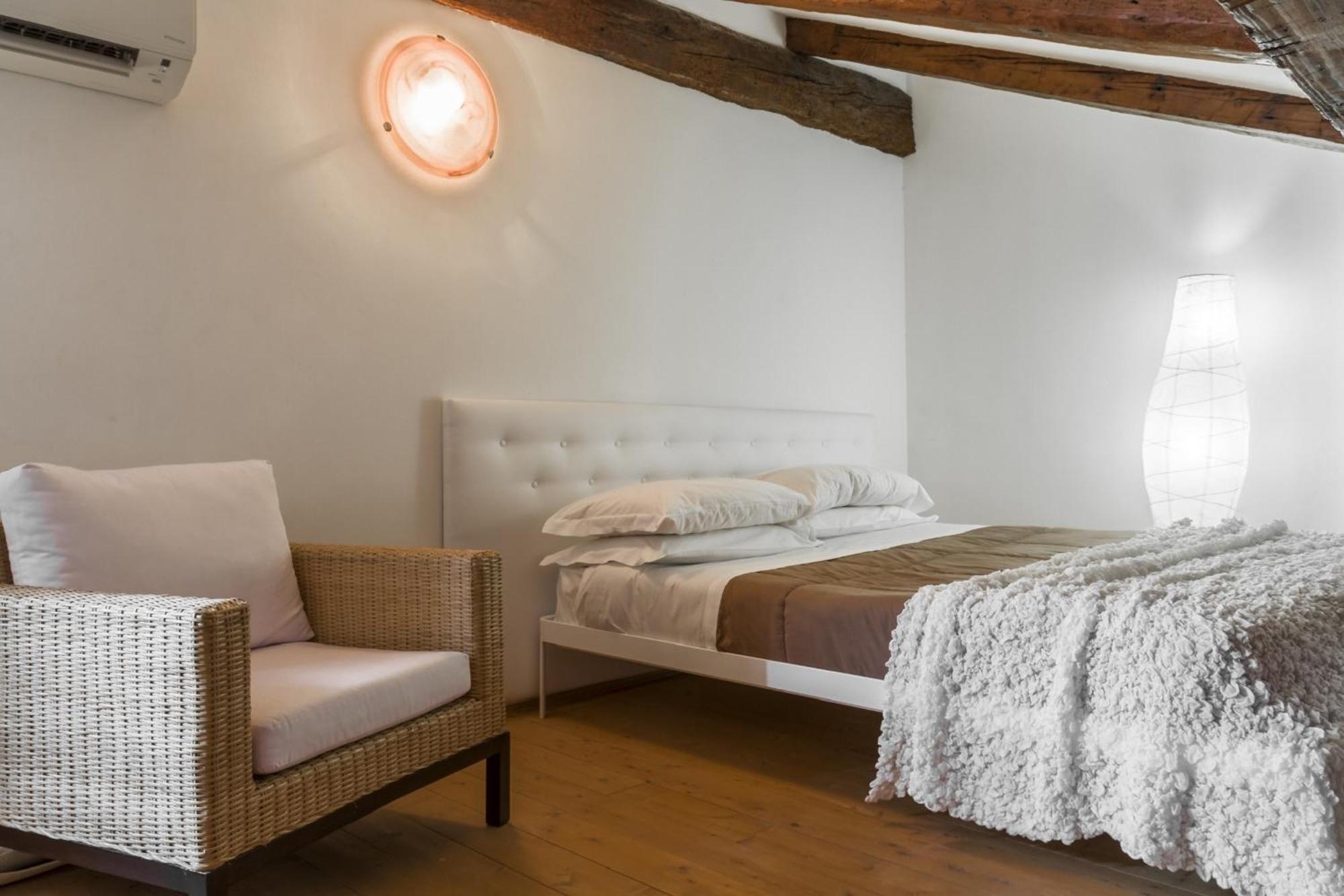 Accademia Charm Apartments By Wonderful Italy Венеция Экстерьер фото