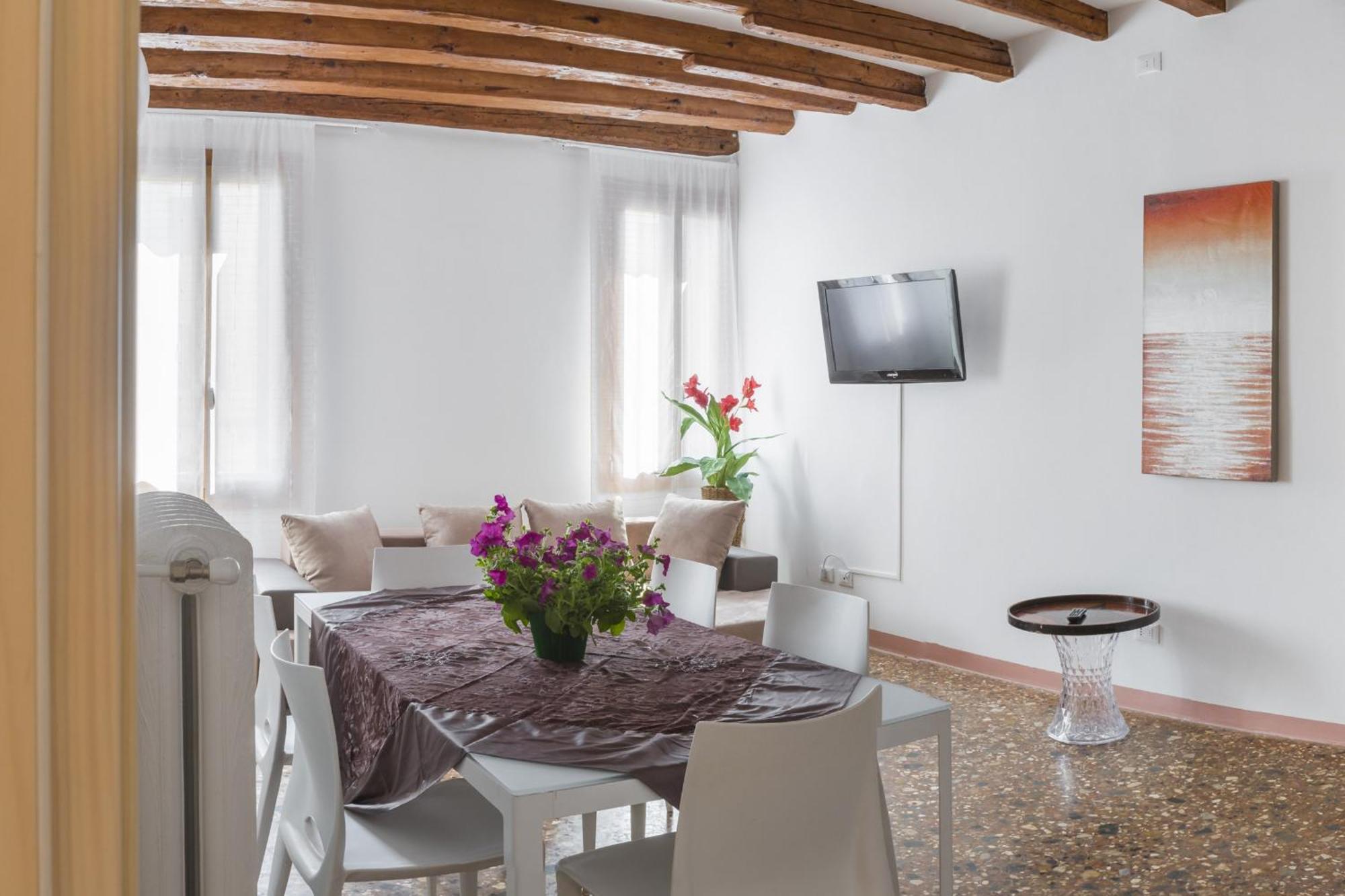 Accademia Charm Apartments By Wonderful Italy Венеция Экстерьер фото